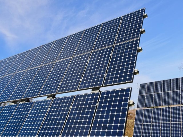 ¿Quiere instalar placas solares? ¡Llámenos!
